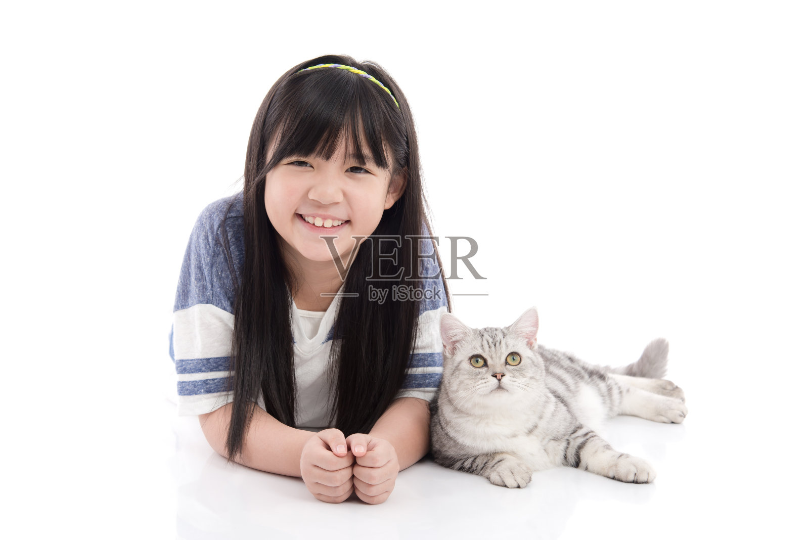 美丽的亚洲女孩玩可爱的虎斑猫照片摄影图片