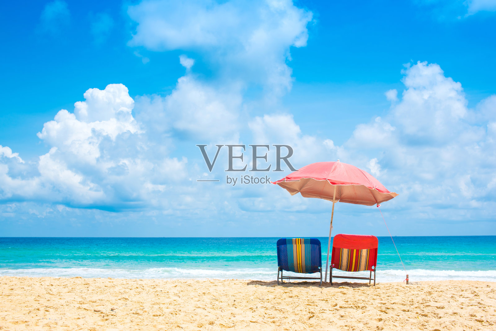带伞的沙滩椅和夏天的沙滩。照片摄影图片