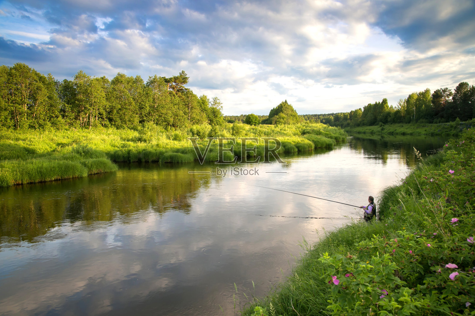 夏天在乡村的河边钓鱼照片摄影图片