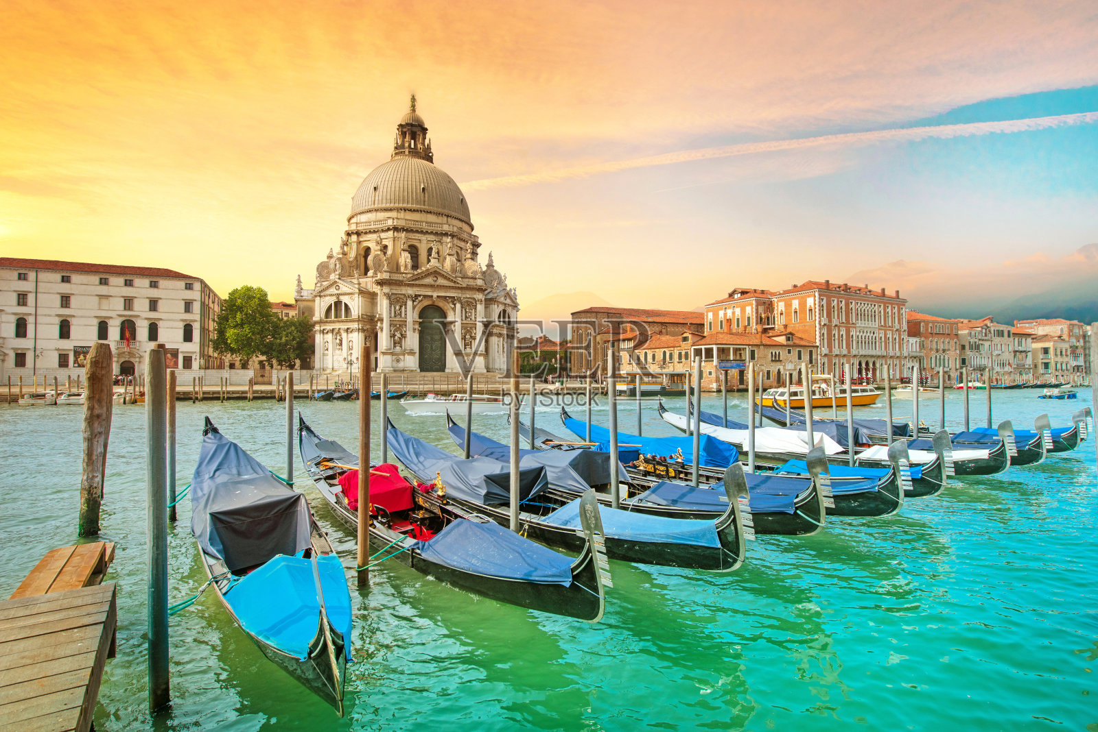 在欧洲意大利威尼斯的黎明时分，大运河上的贡多拉令人难以置信的乐观色彩。(浪漫旅行，蜜月-概念)照片摄影图片