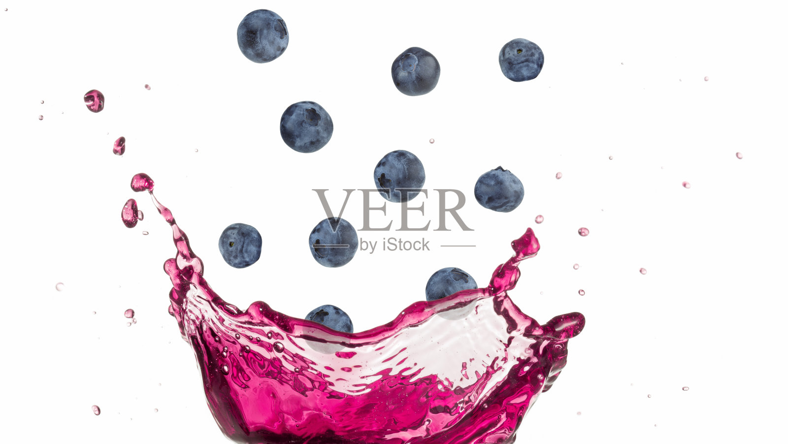 蓝莓落入溅起的紫色汁液中照片摄影图片
