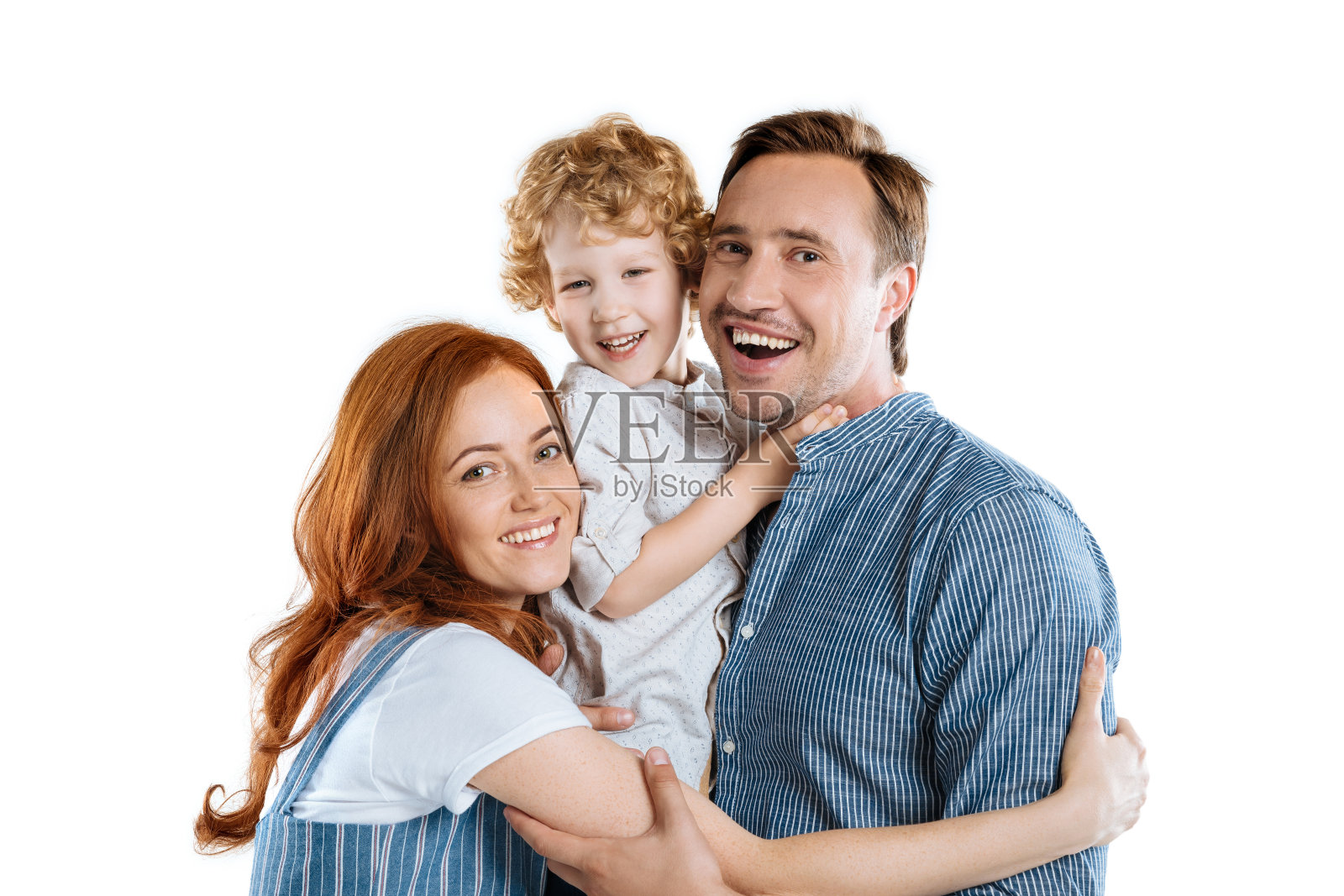 幸福的家庭，一个孩子拥抱和微笑的镜头孤立在白色照片摄影图片