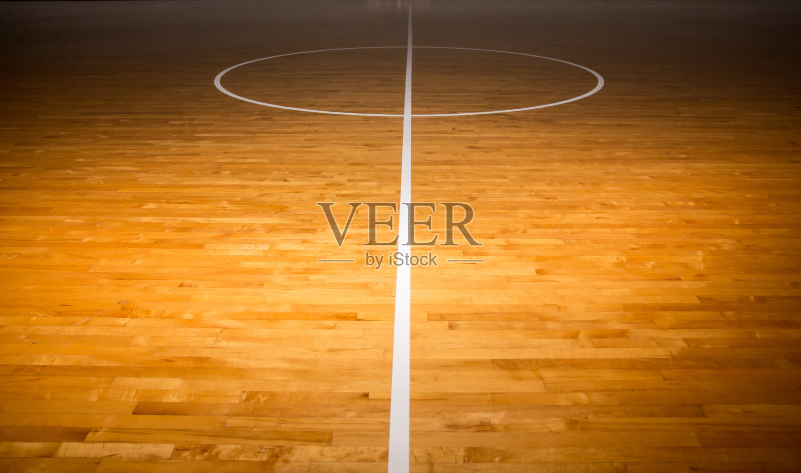 木地板篮球场，光影效果照片摄影图片