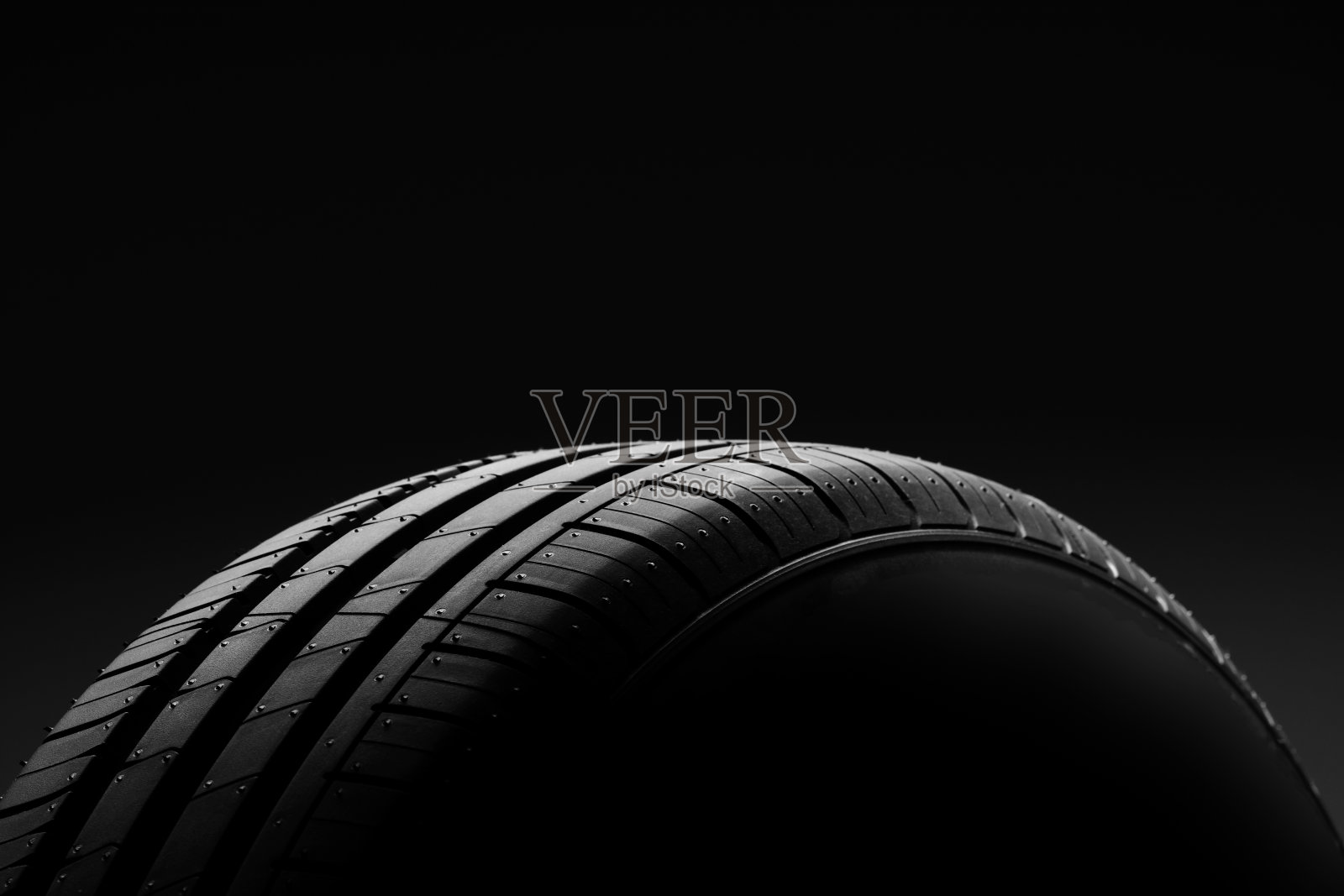 黑色背景上的汽车轮胎照片摄影图片
