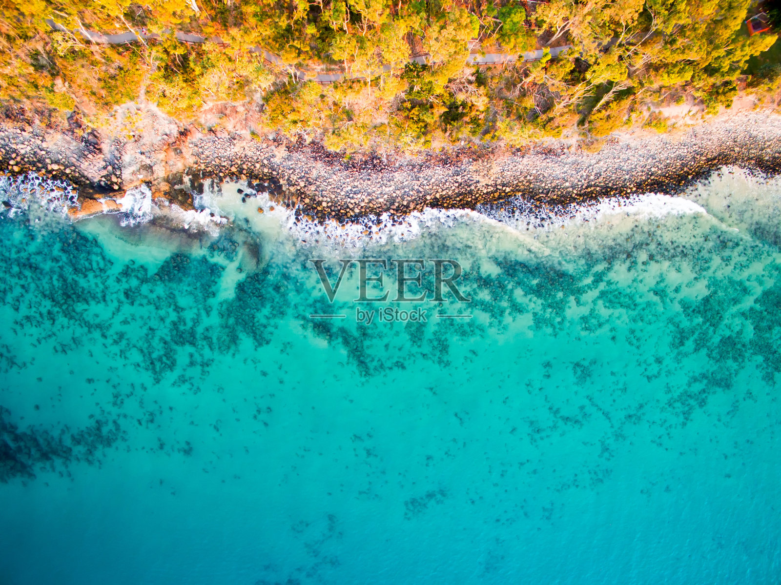 努萨的鸟瞰图在一个晴朗的日子与蓝色的水照片摄影图片