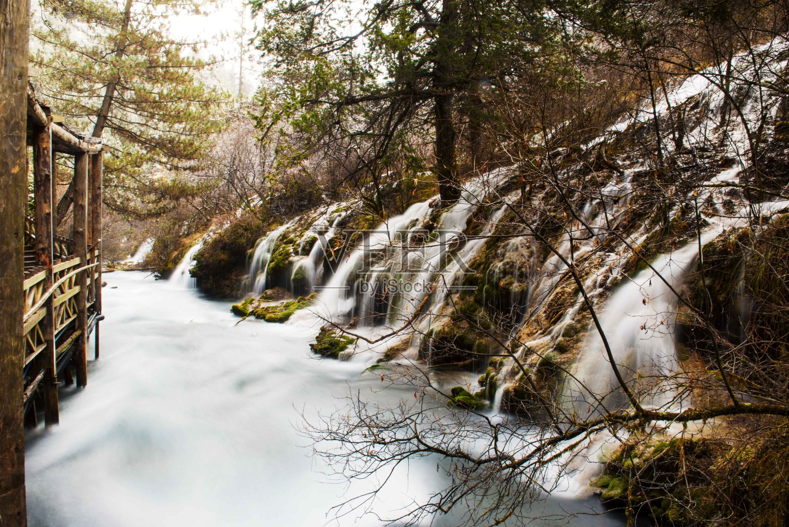 冬季森林瀑布景观照片摄影图片