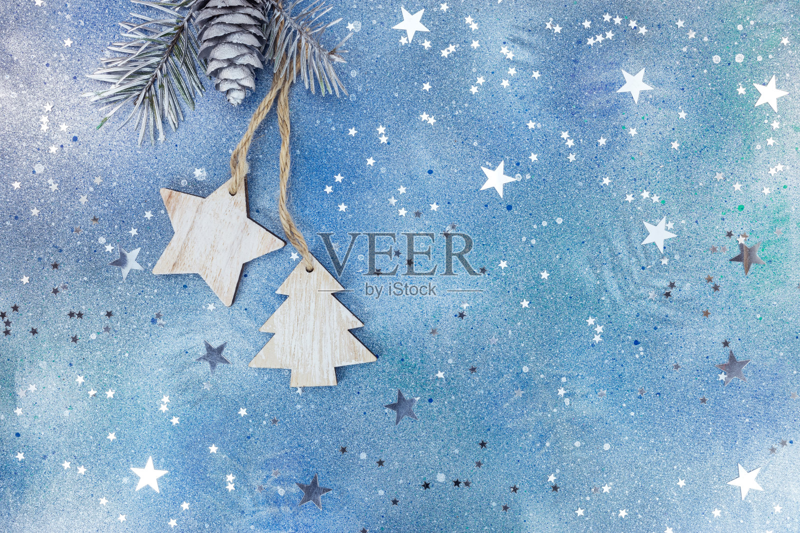 银蓝背景的木制圣诞装饰品插画图片素材