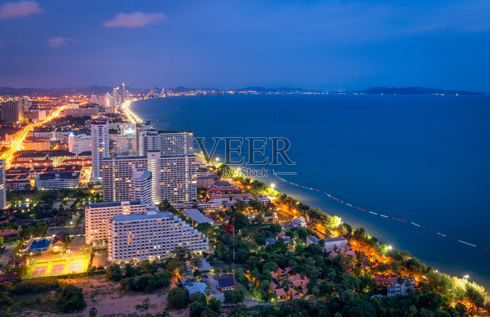泰国芭堤雅城与大海。芭堤雅城市天际线和码头suset在泰国春武里芭堤雅照片摄影图片