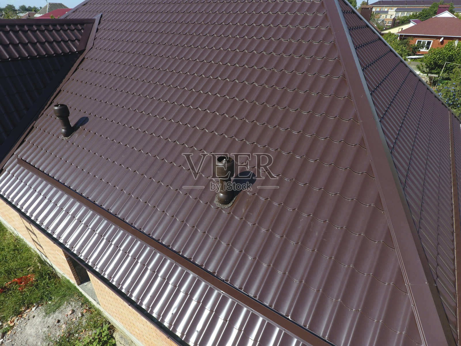 金属屋顶风管。瓦楞板屋顶。金属型材波状屋面照片摄影图片