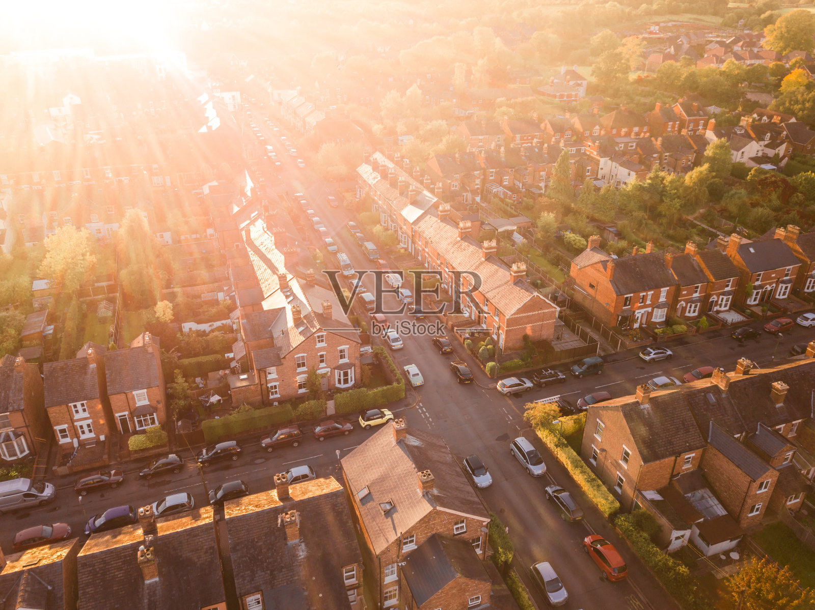 鸟瞰日落在十字路口在传统的英国郊区照片摄影图片