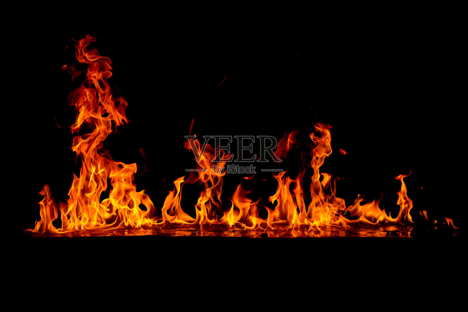 在光滑的表面上燃烧的火焰照片摄影图片