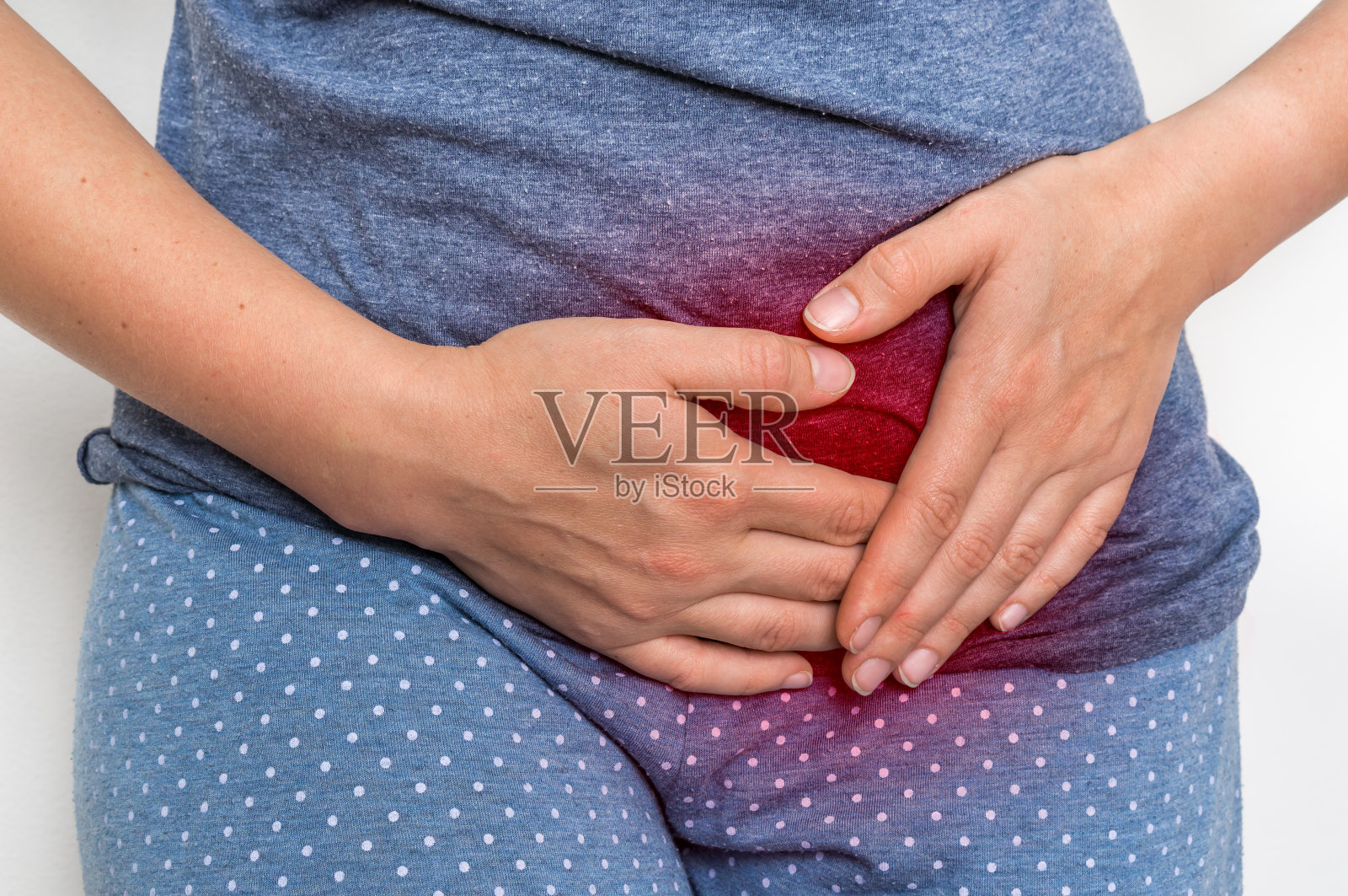 一个月经疼痛的女人正抱着她疼痛的肚子照片摄影图片