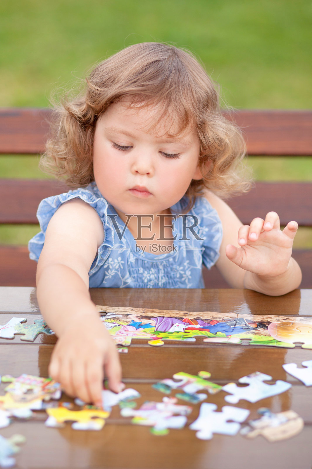 可爱的快乐的小孩玩拼图。照片摄影图片