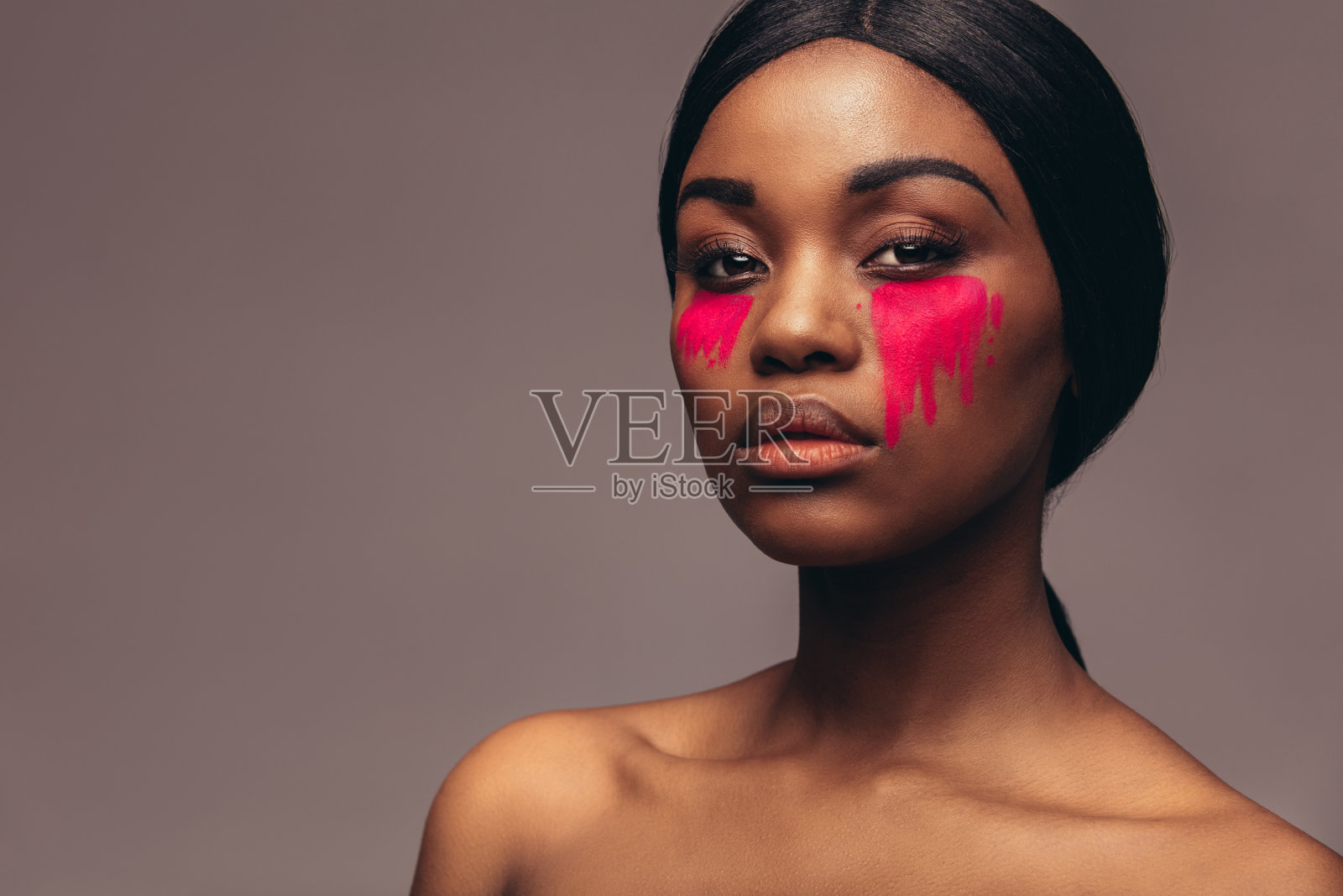 非洲女性与戏剧性的眼妆照片摄影图片