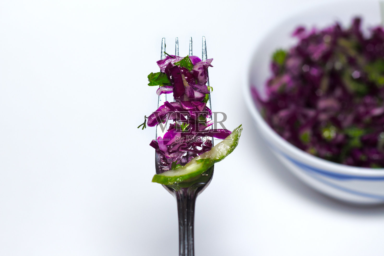 红卷心菜卷心菜沙拉叉-健康饮食，排毒，纯素，素食，蔬菜春天沙拉，文字拷贝空间照片摄影图片