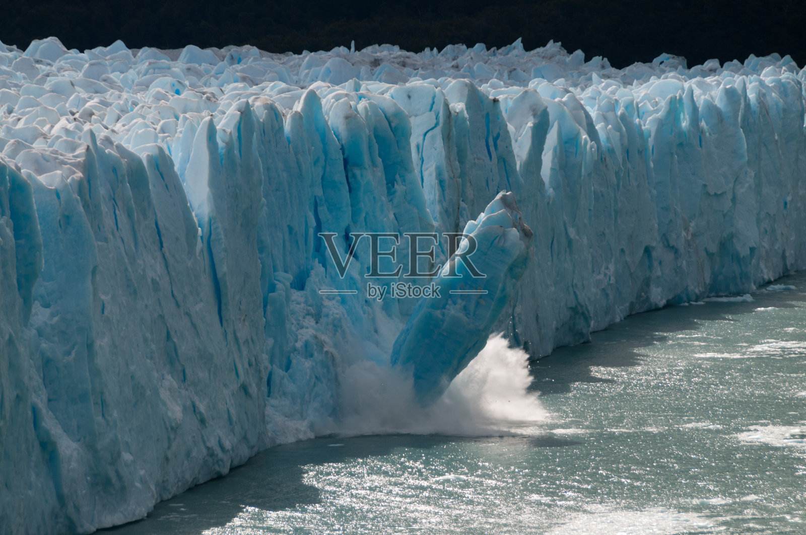 佩里托莫雷诺冰川崩解照片摄影图片