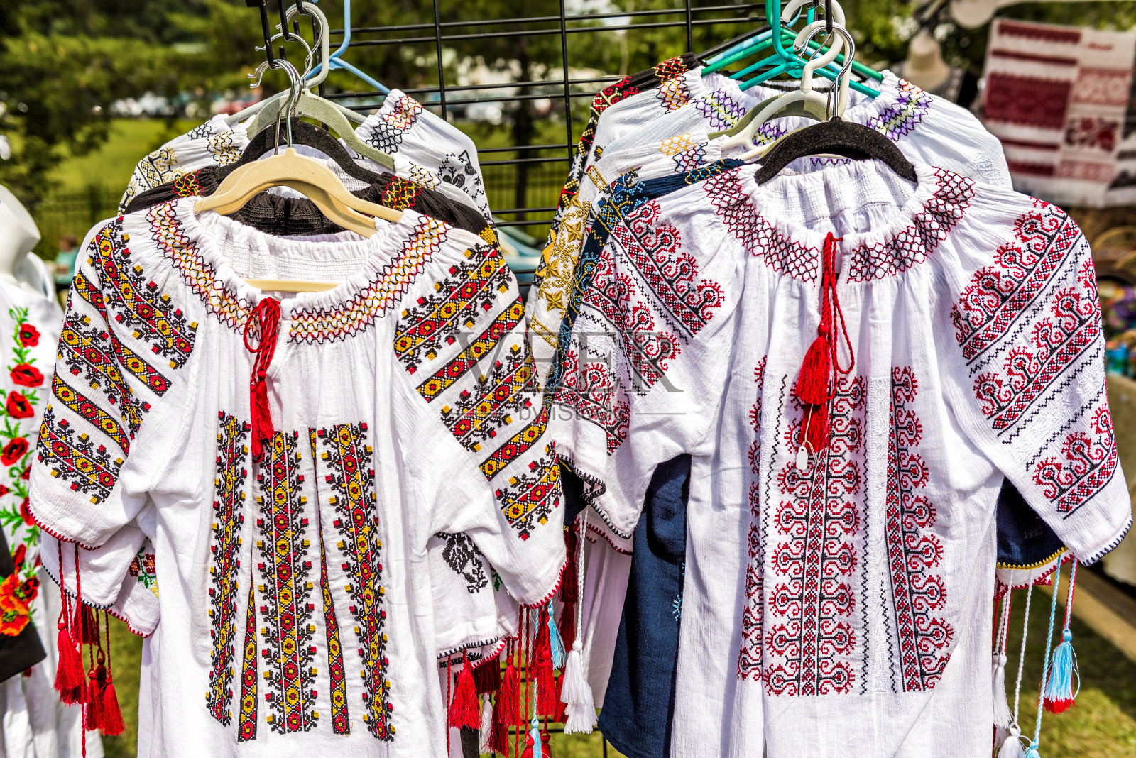 户外跳蚤市场展示乌克兰斯拉夫妇女的刺绣传统衬衫刺绣服装照片摄影图片