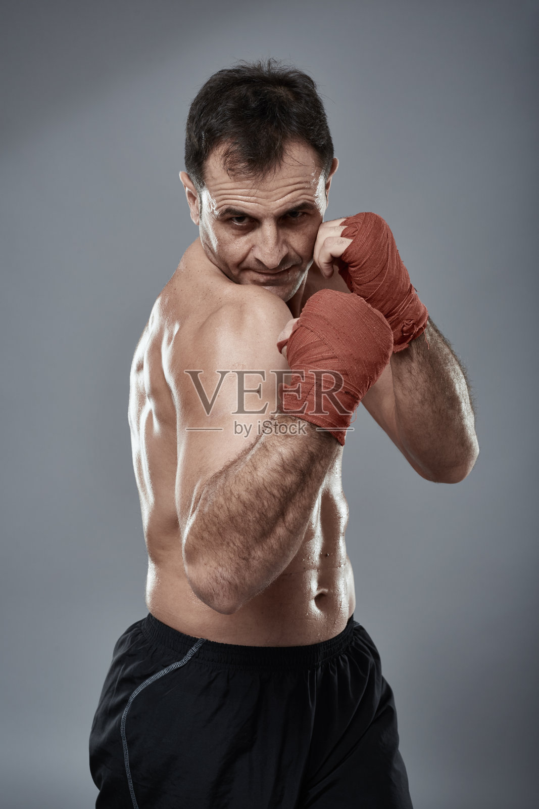 Kickbox斗士在灰色背景照片摄影图片