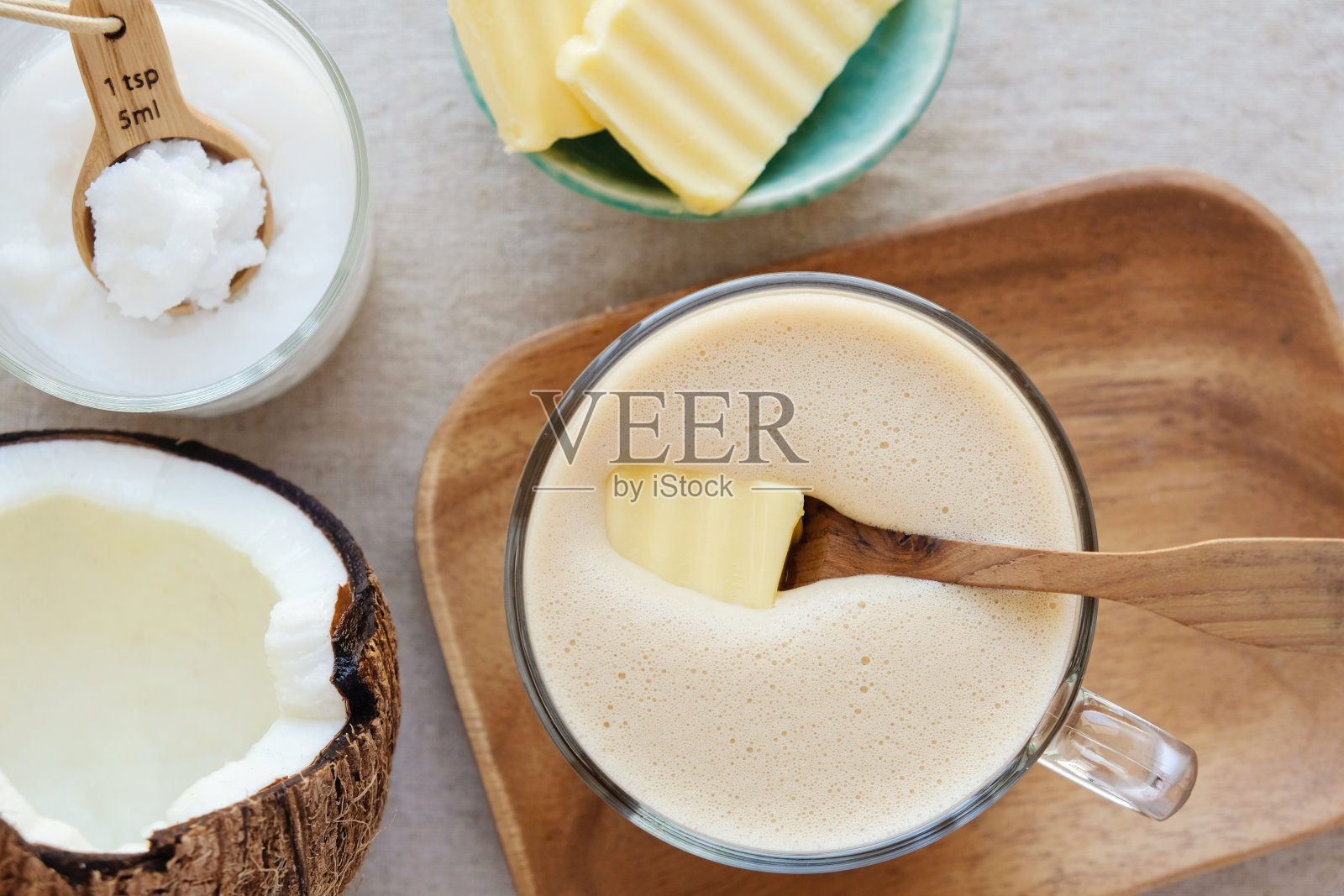 防弹咖啡，混合有机草料黄油和MCT椰子油，史前，生酮饮料早餐照片摄影图片
