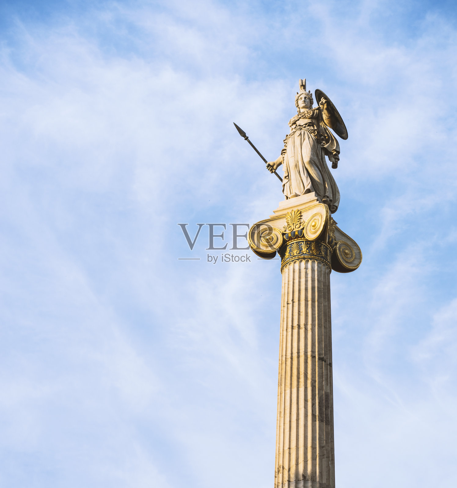雅典娜雕像在爱奥尼亚柱上照片摄影图片