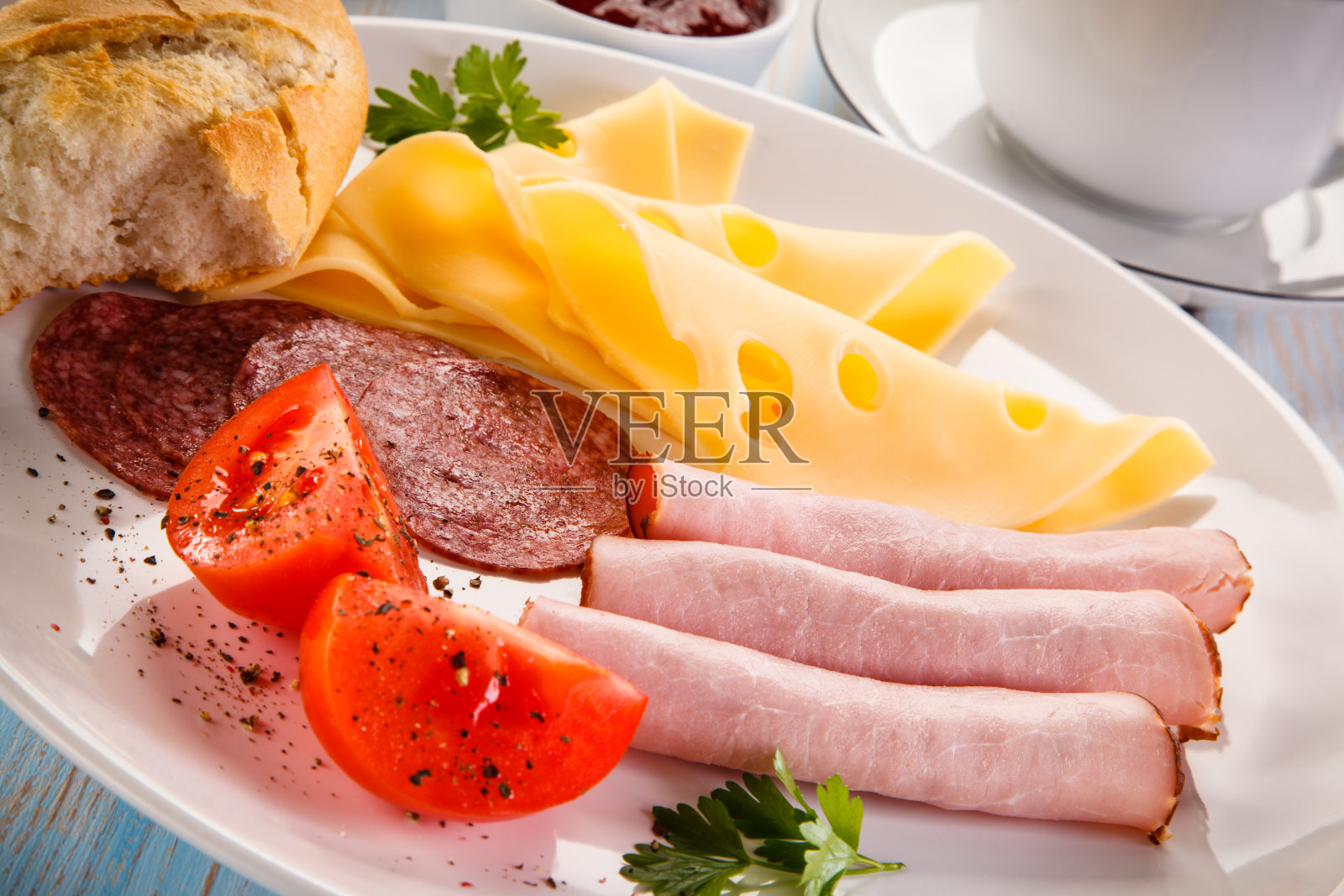 早餐-培根，火腿，意大利腊肠，黄色奶酪和蔬菜照片摄影图片