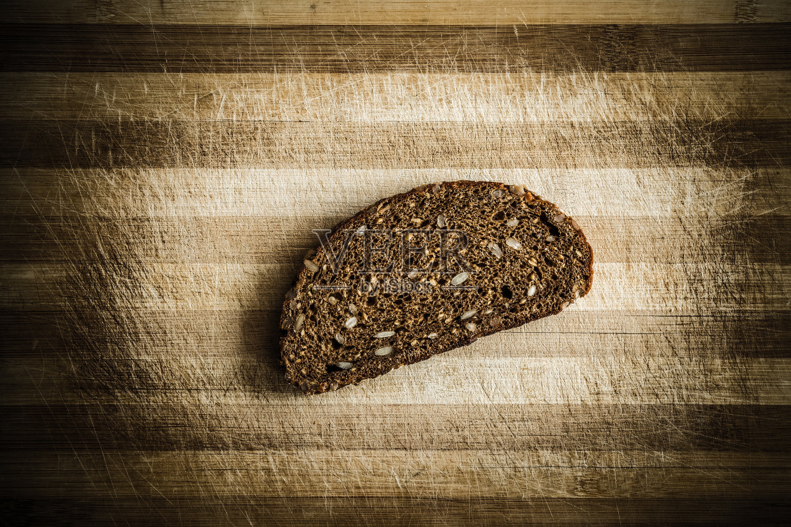 厨房木板上的新鲜黑麦面包片。乡村的气氛。健康的饮食和生活方式。食品的概念。前视图。照片摄影图片