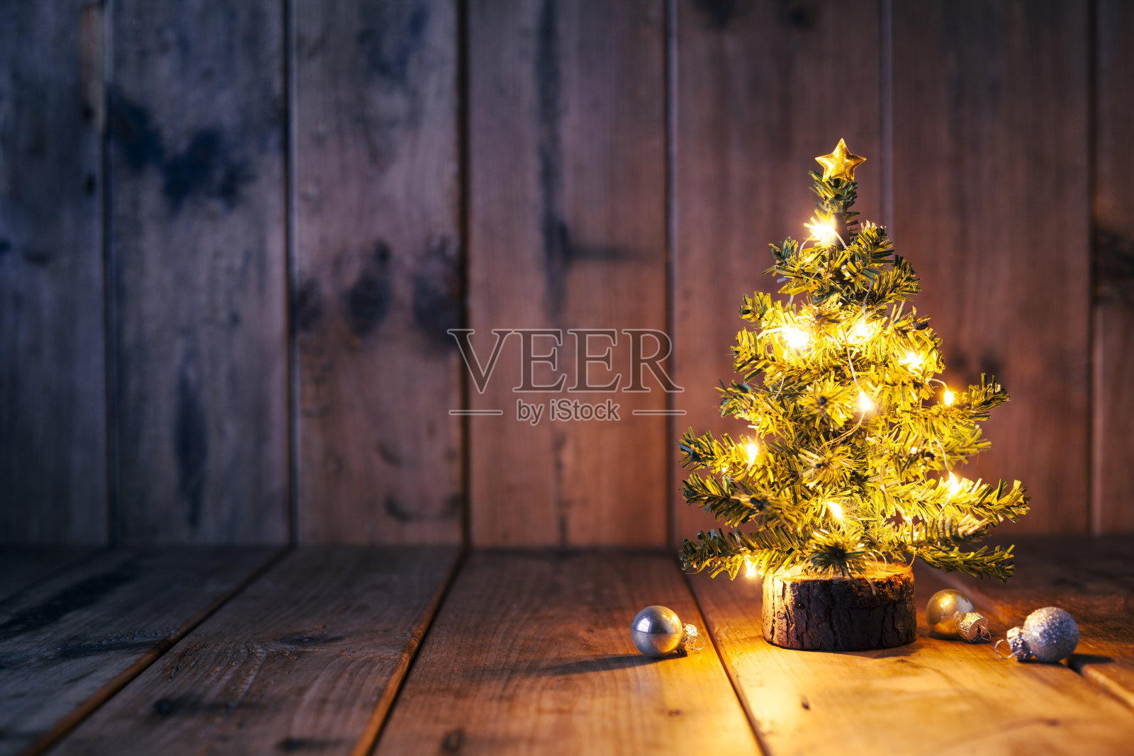 圣诞树和旧木头上的装饰品照片摄影图片