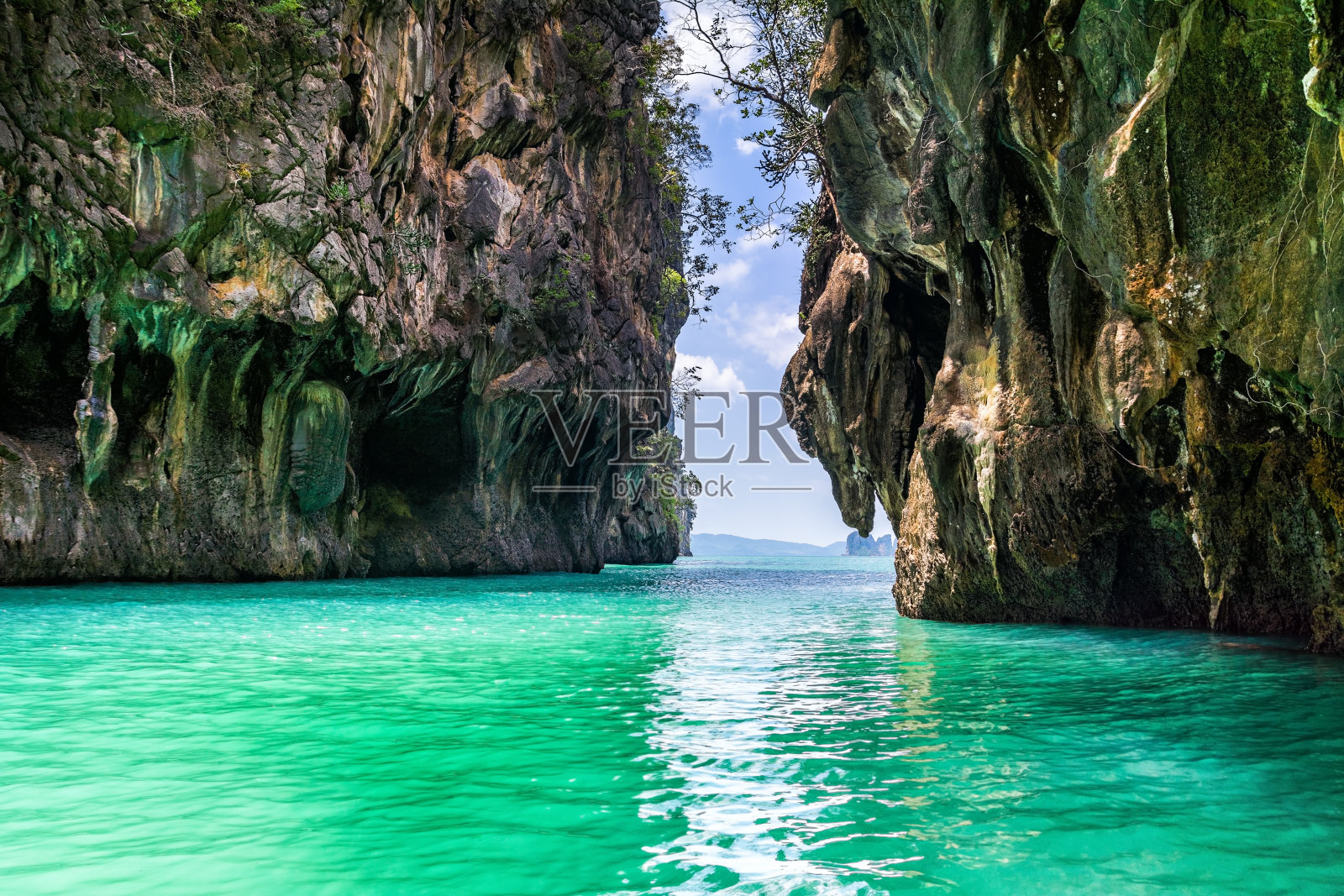 美丽的环礁湖和绿松石水在香港岛惊人的景色。地点:港岛，甲米，泰国，安达曼海。艺术照片。美丽的世界。照片摄影图片