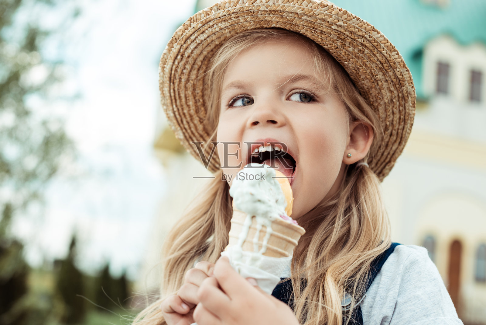 吃冰淇淋的孩子照片摄影图片