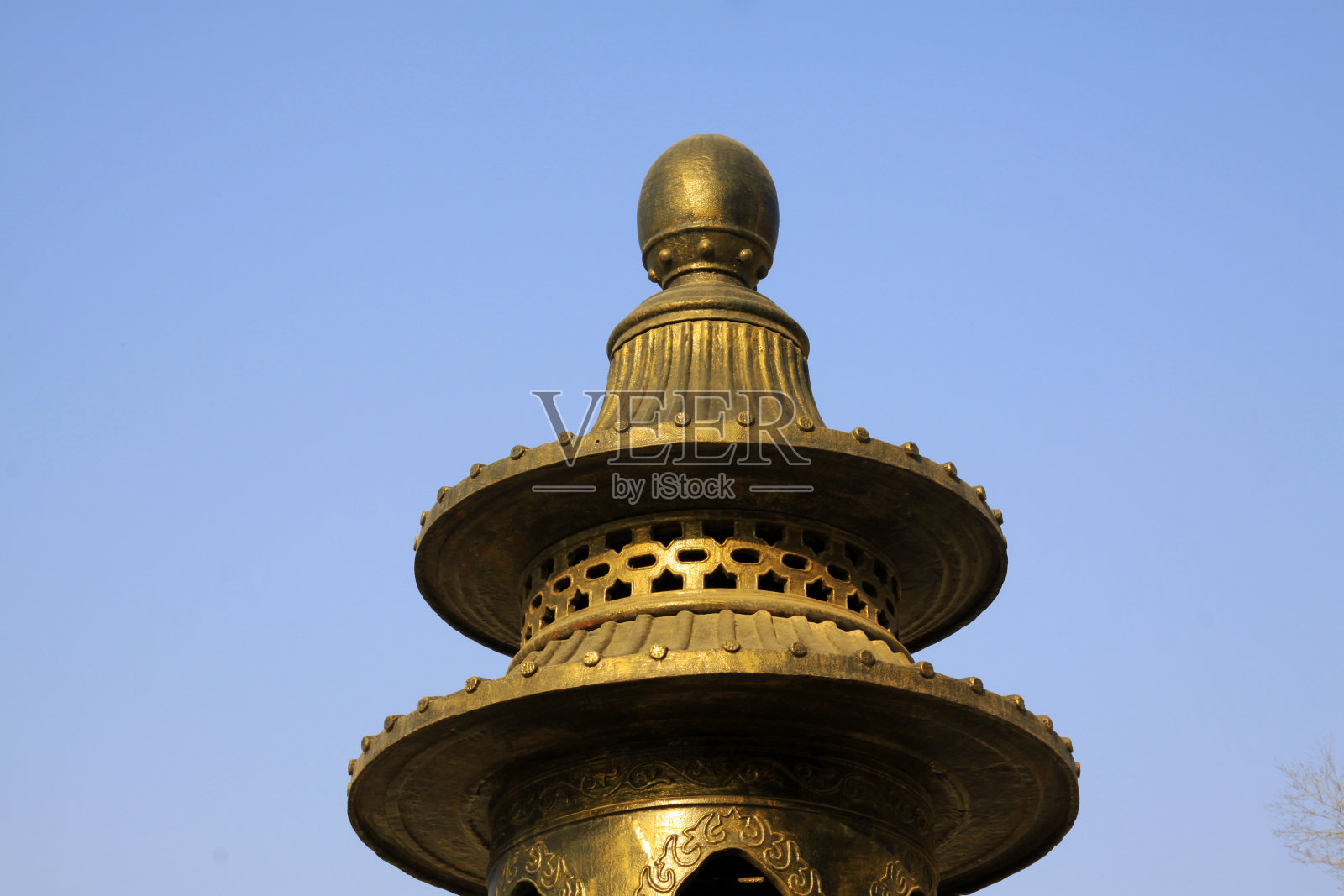 一座寺庙里的青铜香炉，特写照片照片摄影图片