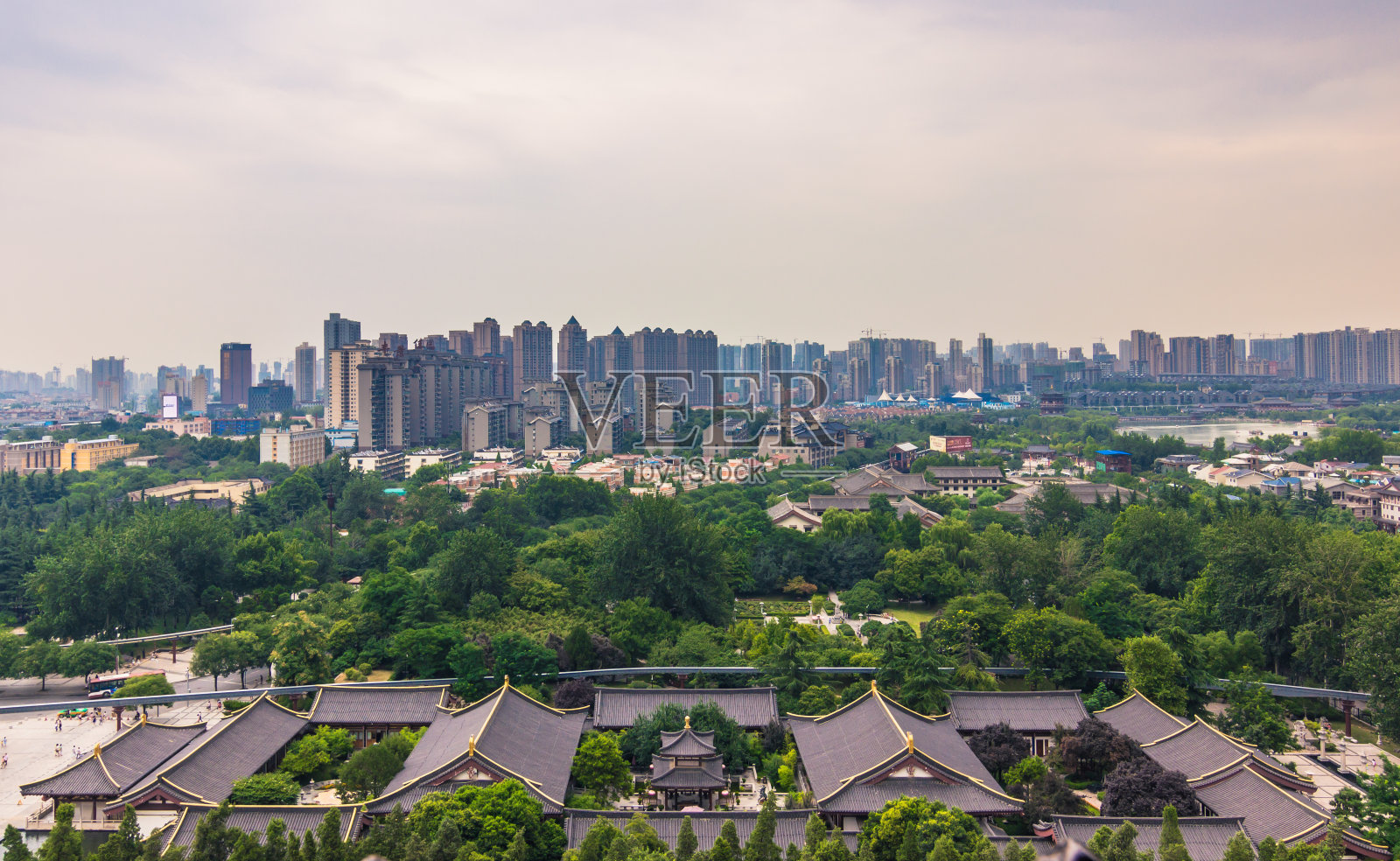 中国西安——2014年7月23日:从大雁塔俯瞰西安全景照片摄影图片