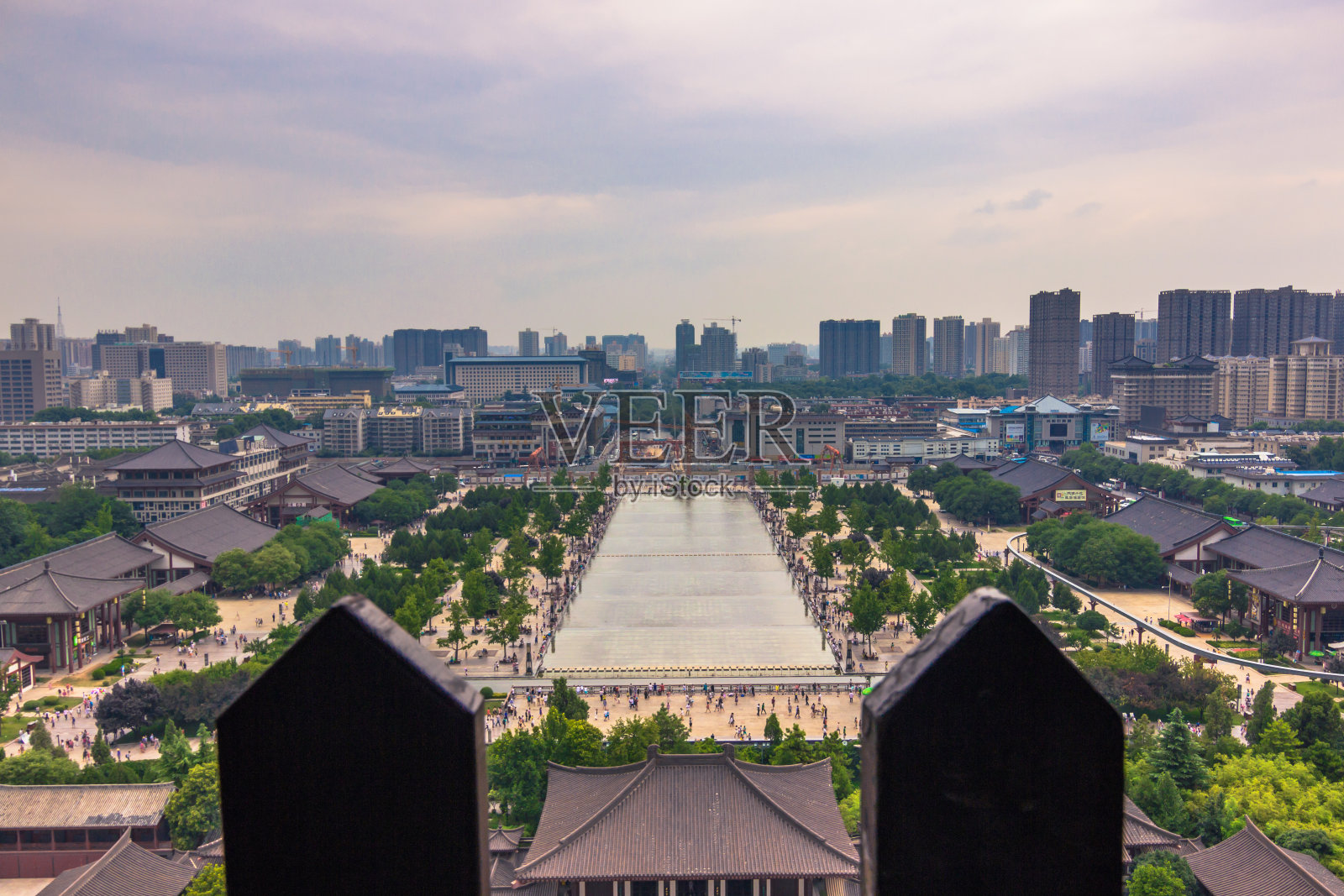中国西安——2014年7月23日:从大雁塔俯瞰西安全景照片摄影图片