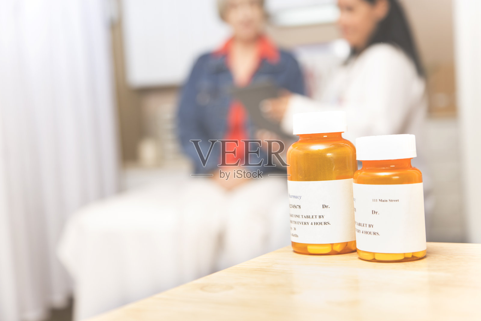 老年患者，女患者，在女医生办公室开具处方药物。照片摄影图片