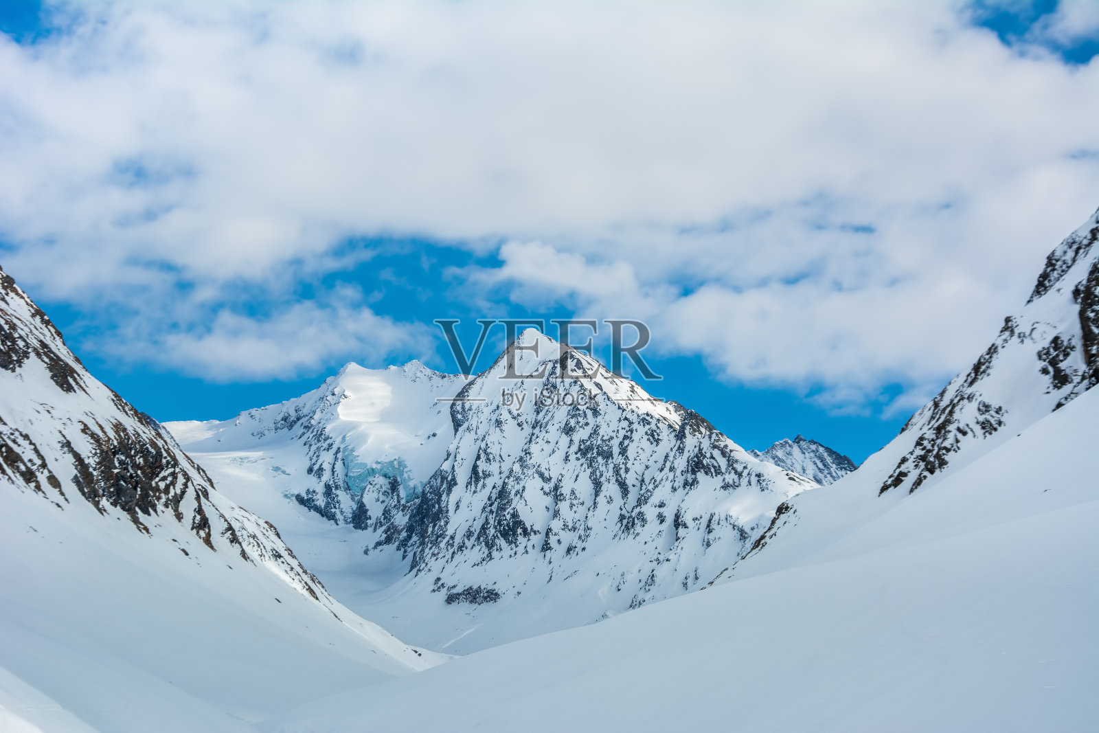高山地貌，山峰被雪和云覆盖照片摄影图片