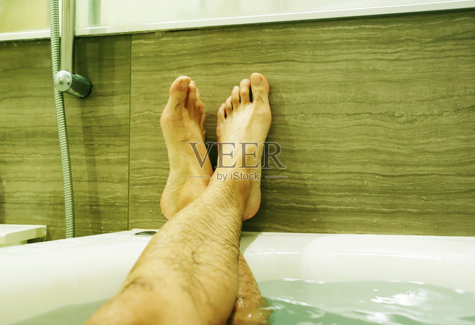 浴缸里男人的脚照片摄影图片