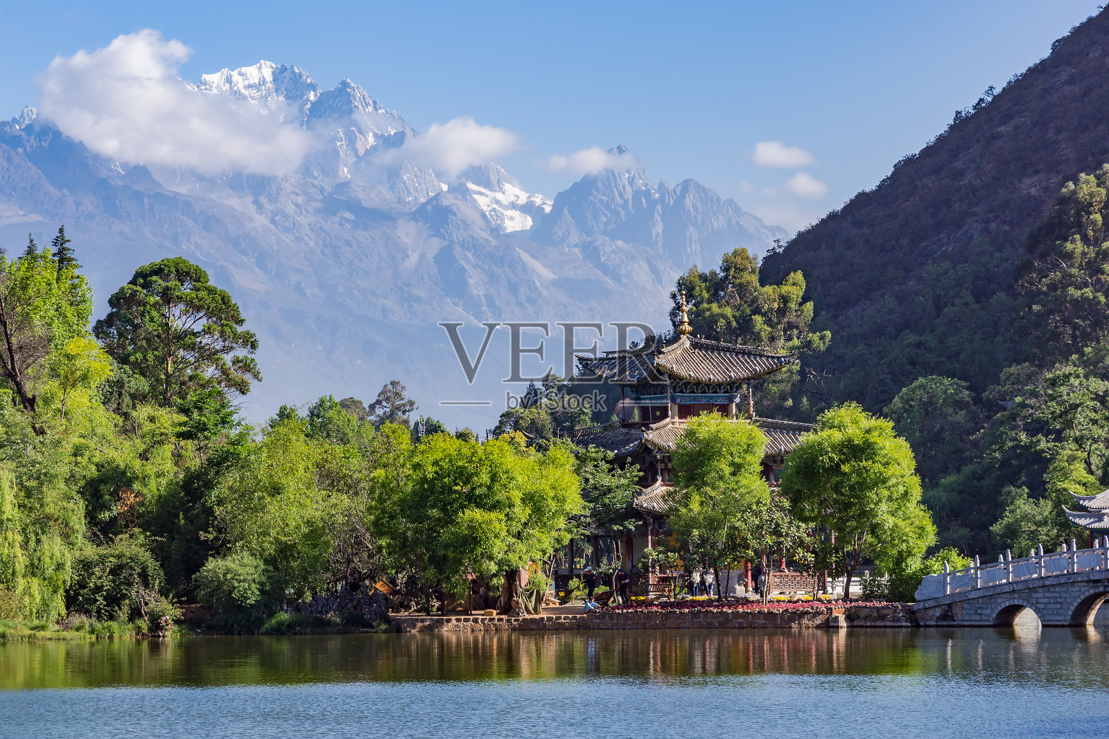 黑龙池与玉龙雪山的背景-石鼓，云南，中国照片摄影图片