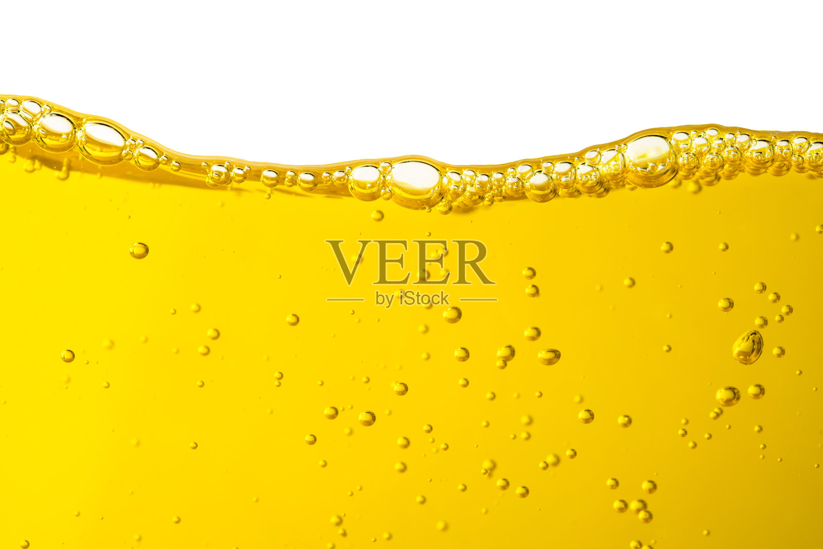 黄色的水、油或果汁糖浆和气泡隔离在白色背景上的物体设计照片摄影图片