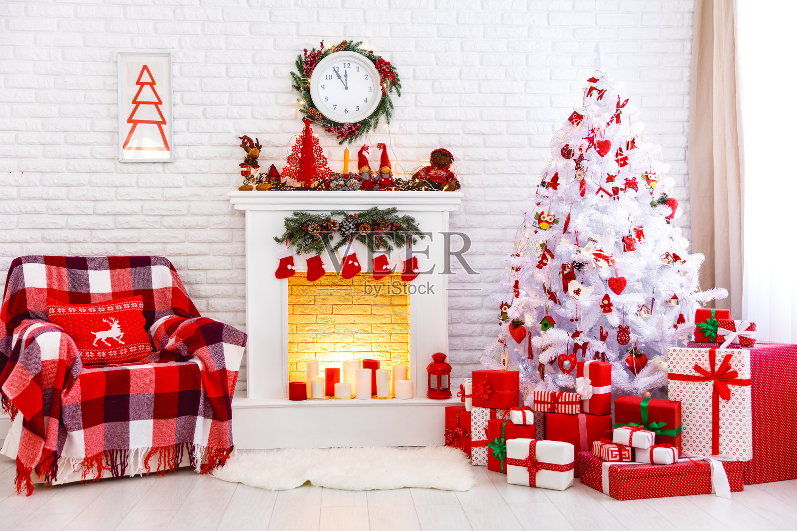 红色和白色的圣诞室内装饰有圣诞树和壁炉照片摄影图片