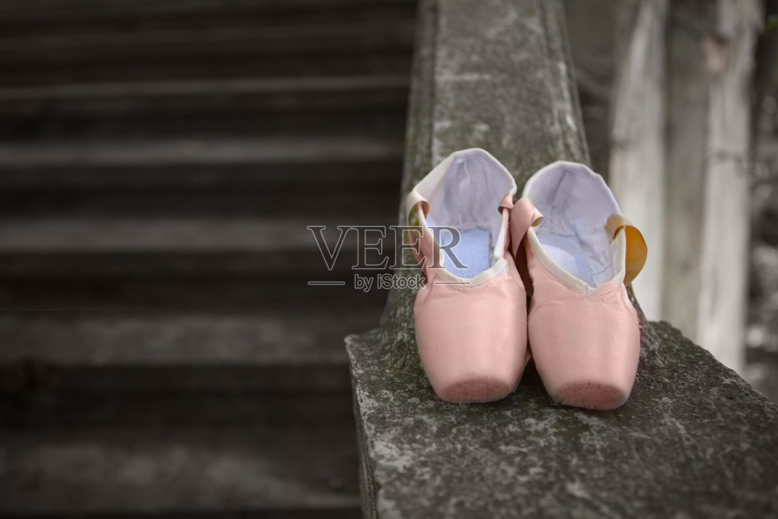 古典芭蕾舞女演员的尖头鞋，特写水泥照片摄影图片