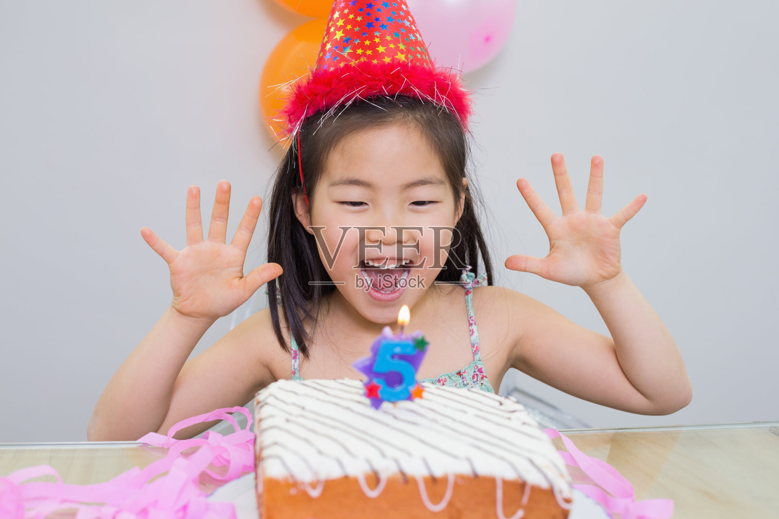 快乐的小女孩在她的生日聚会上照片摄影图片