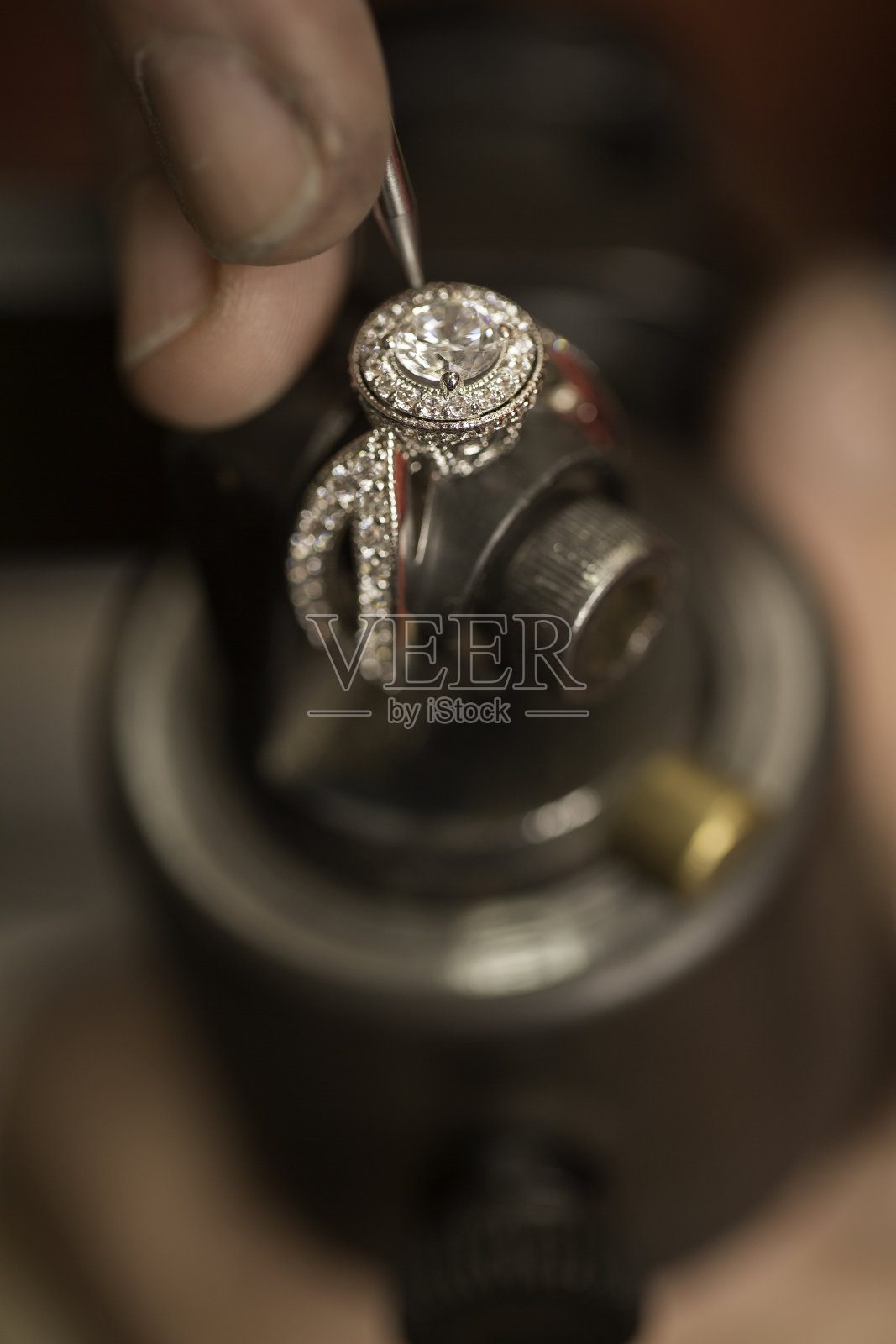 珠宝商修理钻石戒指照片摄影图片