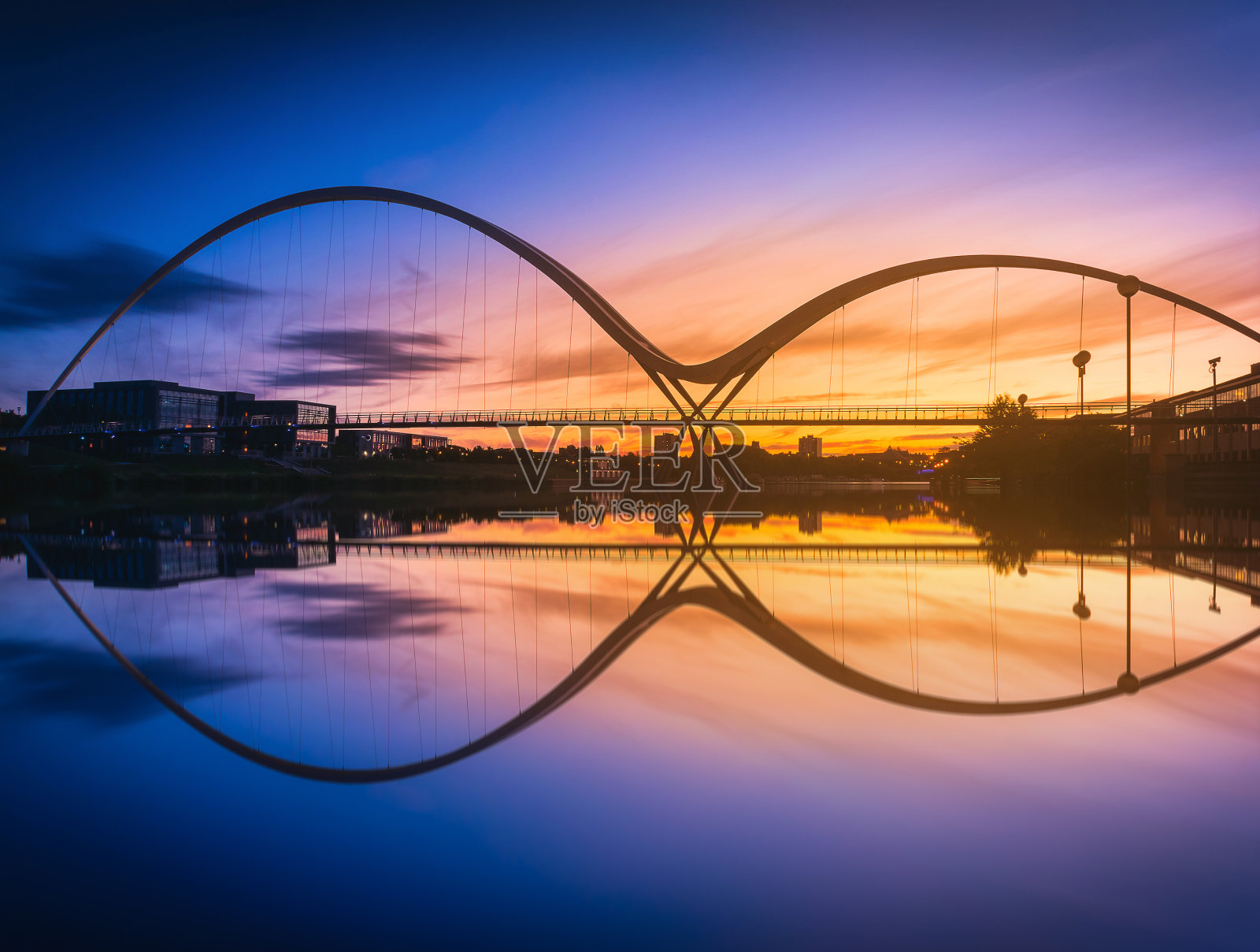 日落时分的无限大桥，英国斯托克顿照片摄影图片