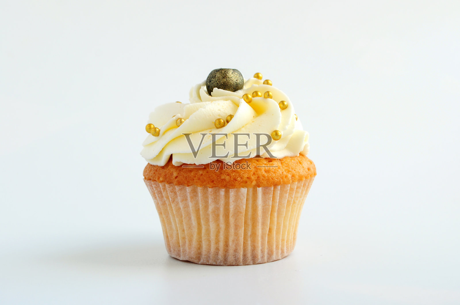 白奶油、蓝莓和金色蛋糕点缀。照片摄影图片