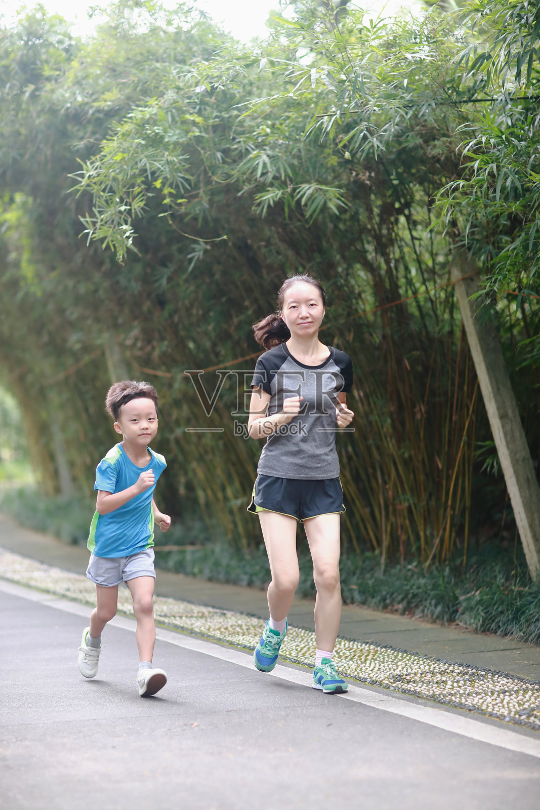 母亲和儿子在户外慢跑照片摄影图片