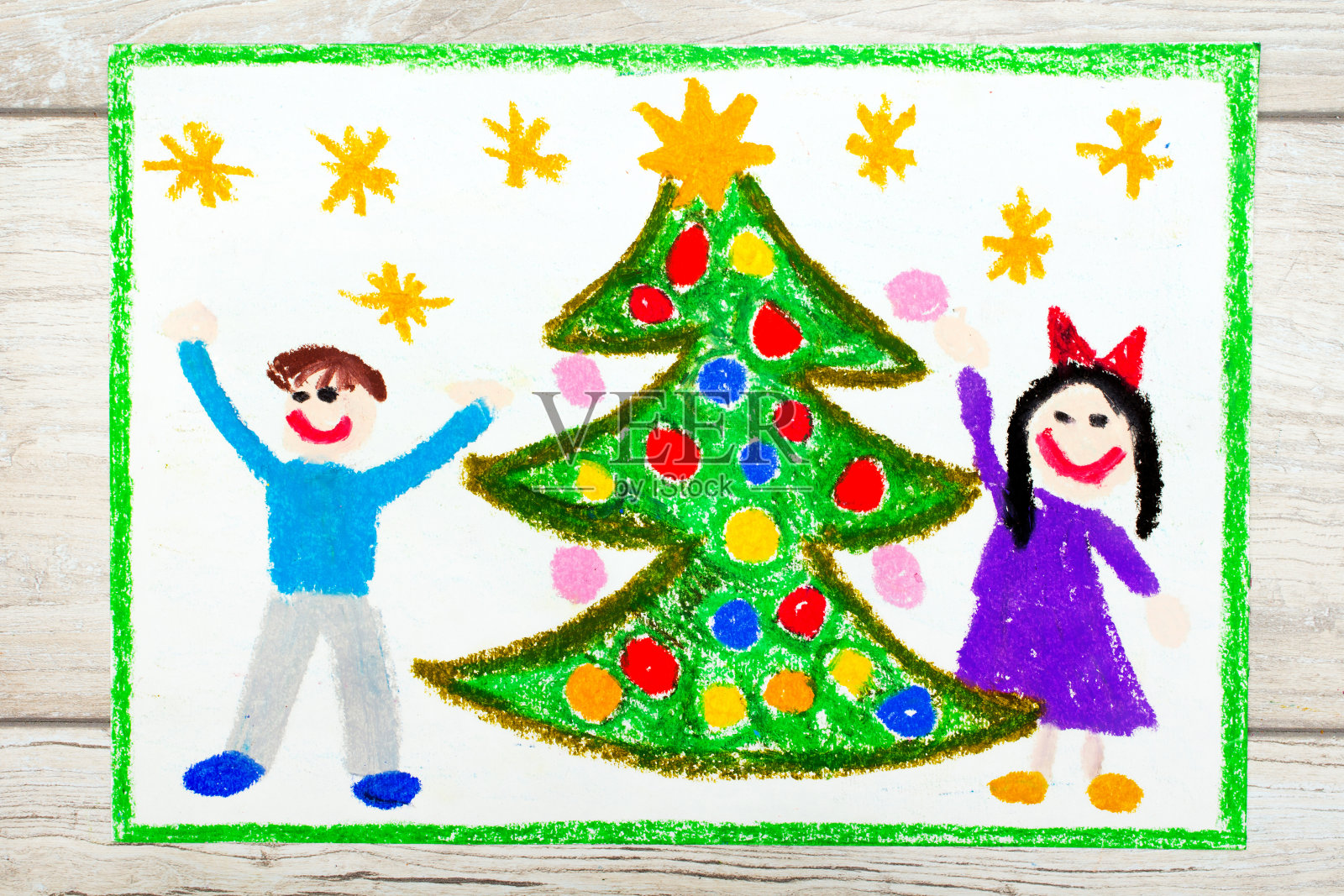 彩色图画照片:幸福的夫妇和圣诞树照片摄影图片