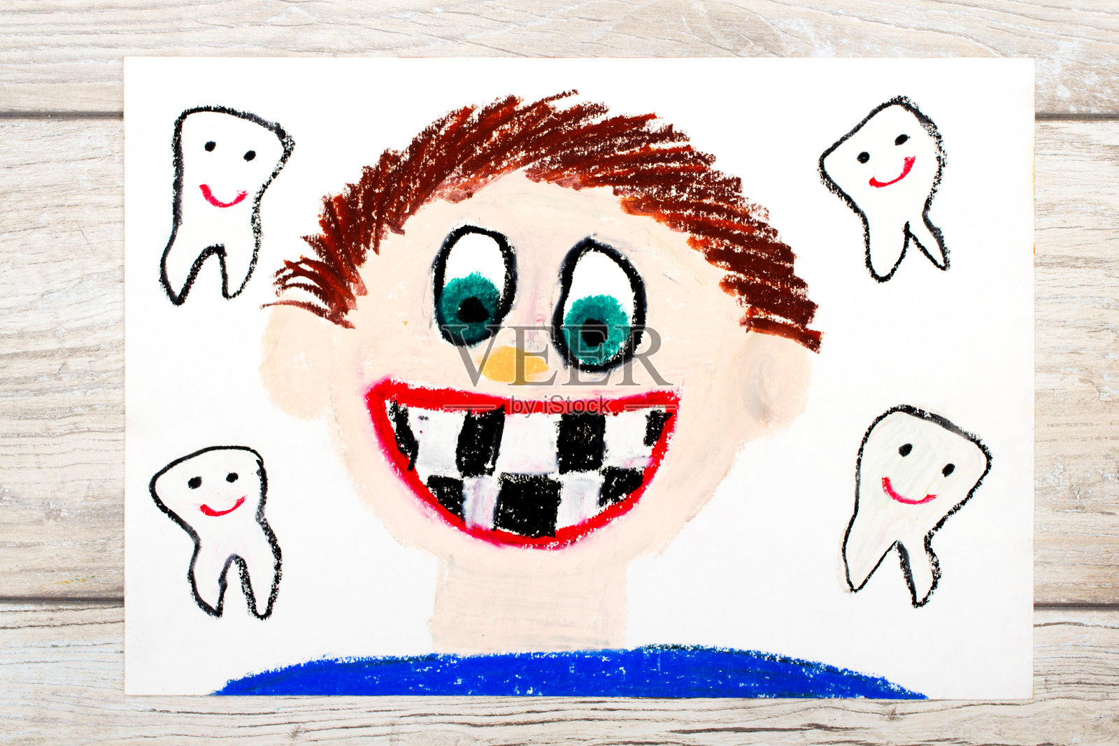 彩色图画照片:没有乳牙的微笑男孩。失去孩子的牙齿。照片摄影图片