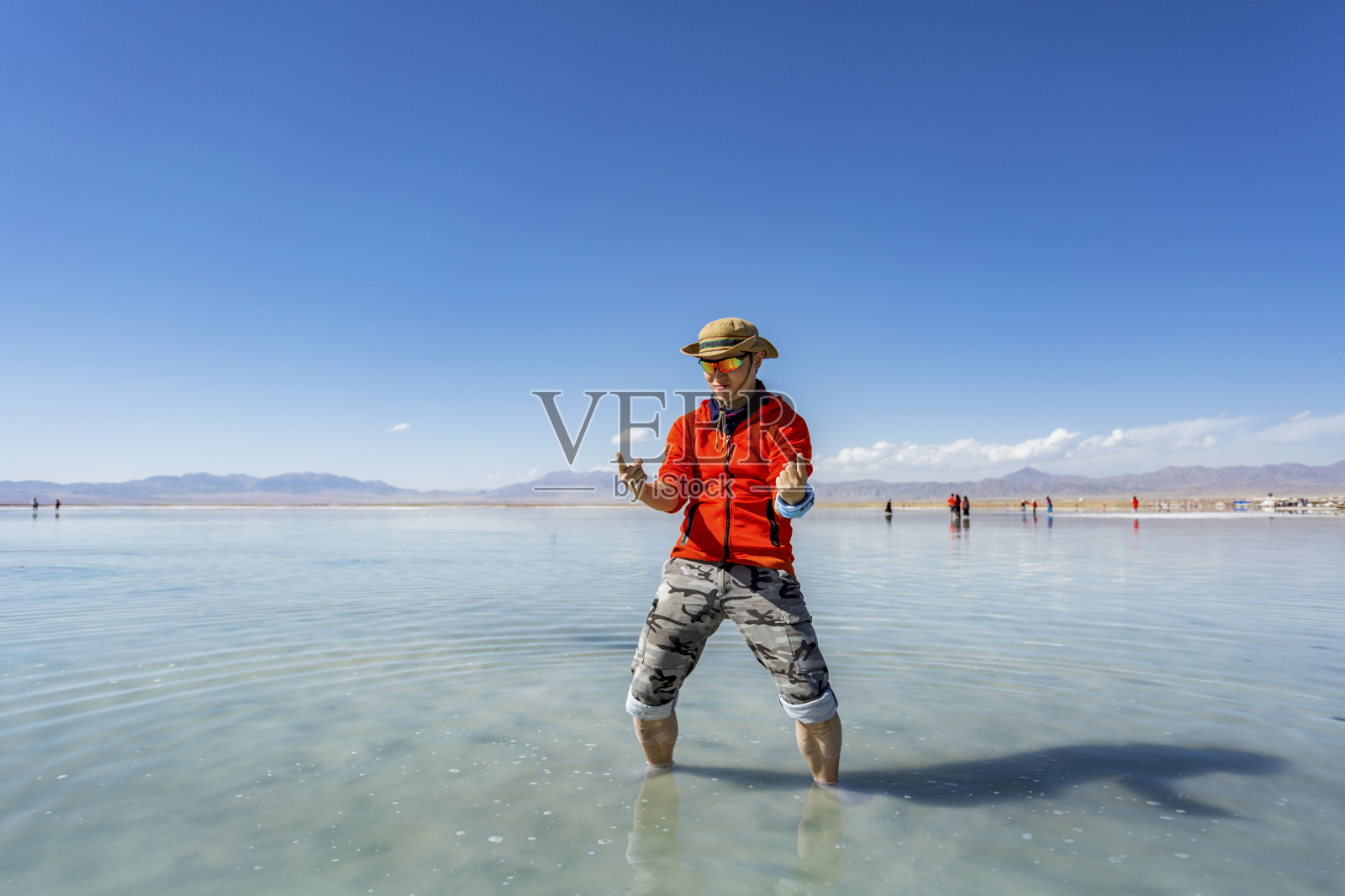 一个年轻人站在查卡盐湖照片摄影图片