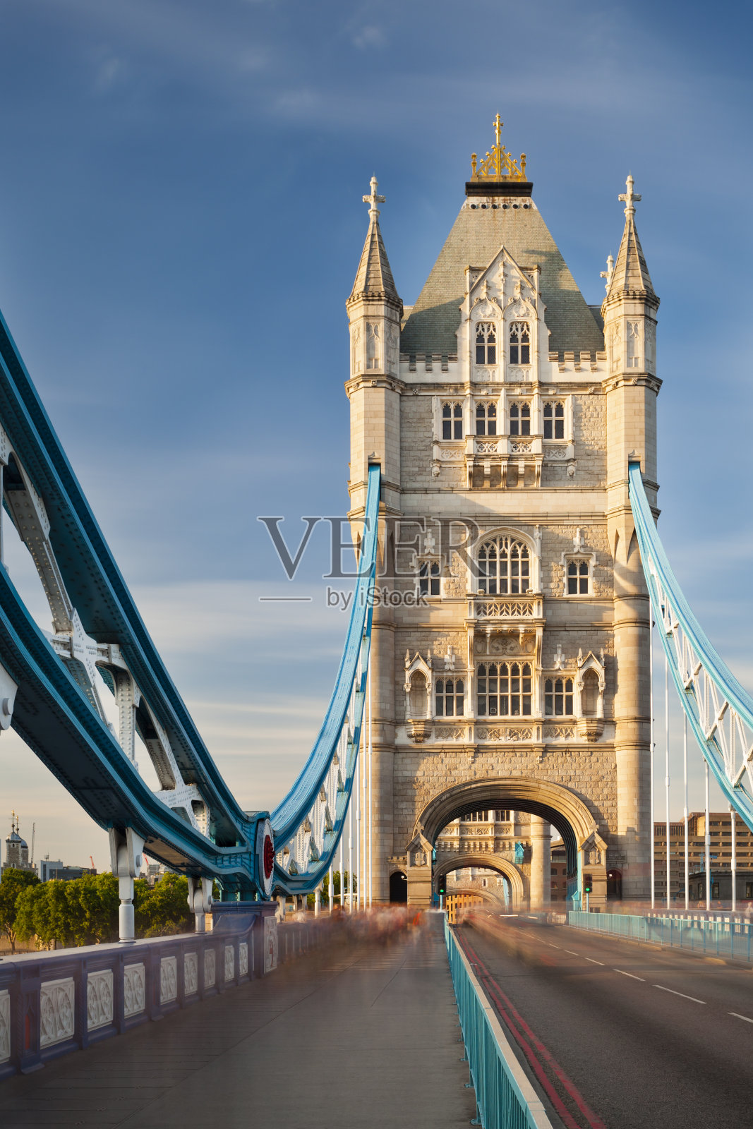 蓝天下的伦敦塔桥照片摄影图片