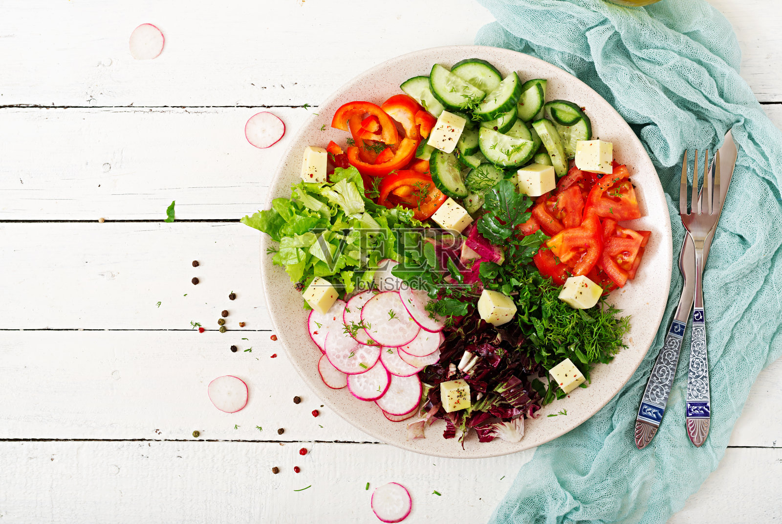 将新鲜蔬菜和绿色香草混合制成沙拉。膳食菜单。适当的营养。健康的生活方式。平的。俯视图照片摄影图片