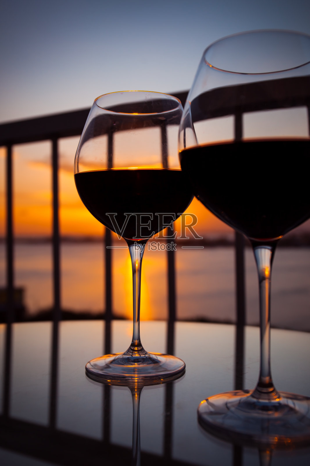 夕阳下两杯红酒照片摄影图片